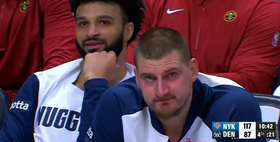 在今天进行的掘金和尼克斯的末节比赛中，发生了特别让人心酸的一幕。