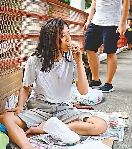 2005年，成奎安得知蓝洁瑛生活窘迫，没钱吃饭，就赶到蓝洁瑛的房子附近，特意嘱咐