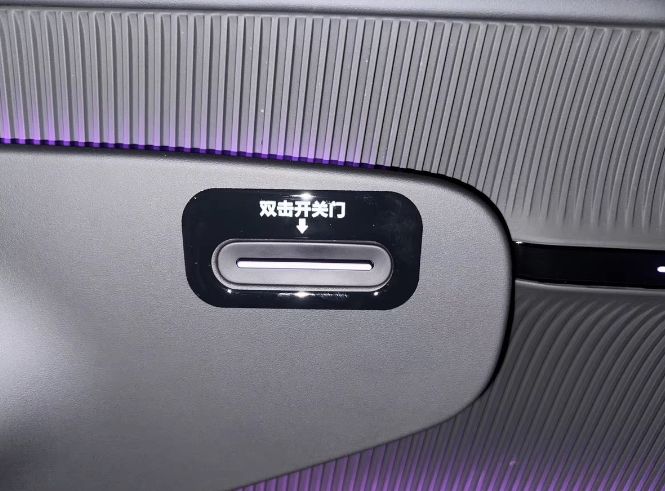 
很多新能源车企的路子明显走歪了，单纯是为了设计而设计。
比如这辆车的车门开启方