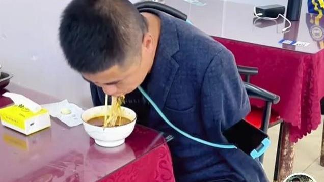 无臂男子种植16亩猕猴桃，为母亲盖新房，我们有什么理由不努力
