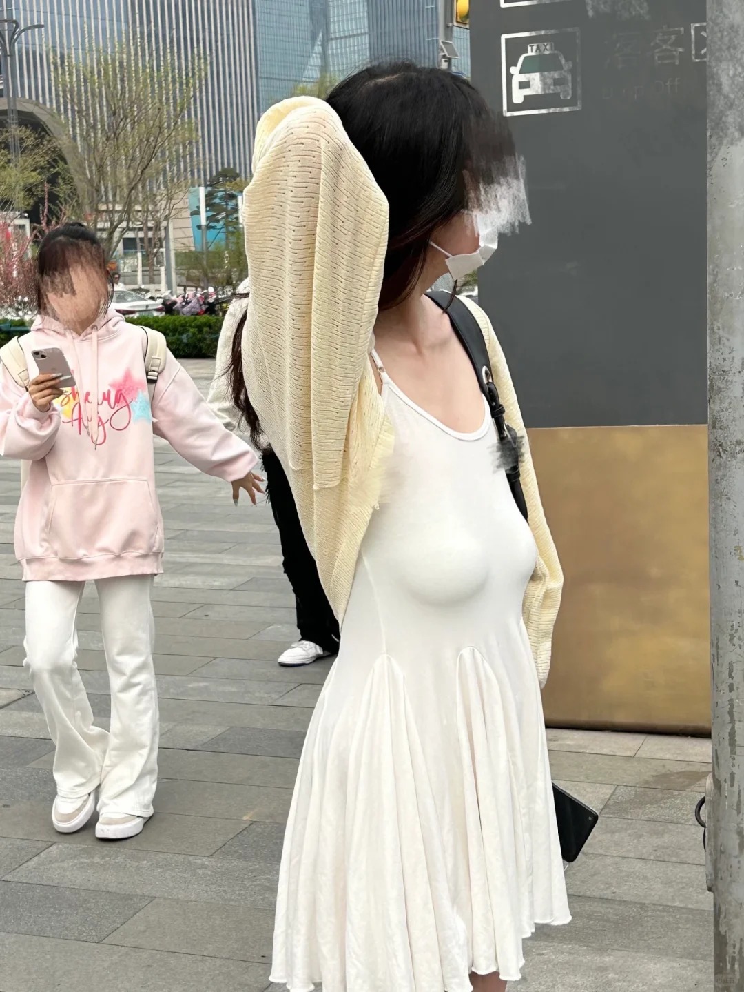 路人：她👙这么穿一定有她的道理
破防了家人们，我朋友拍的我…其实我自己是能感觉