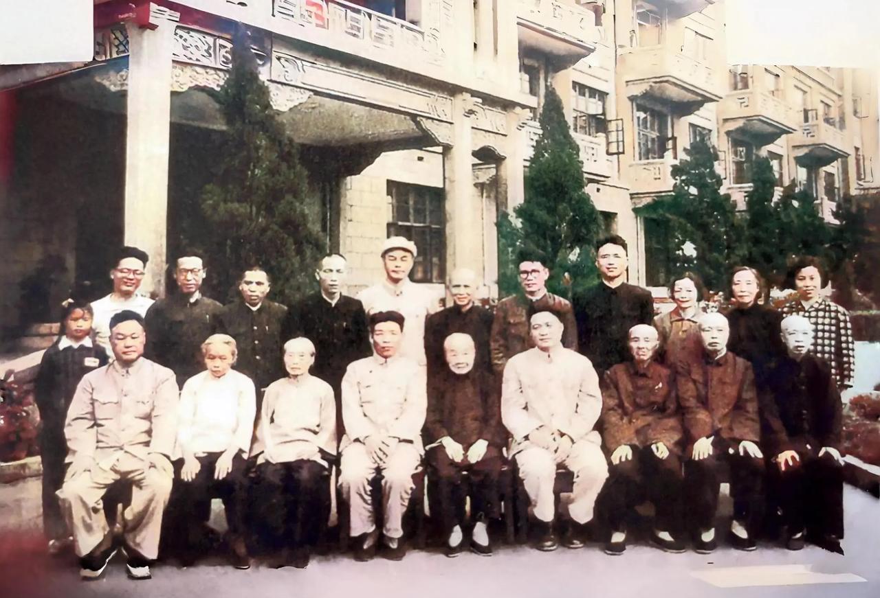 毛主席的岳母90大寿，毛家人没有到场，毛主席还是送来了贺礼。
这张照片拍摄于19