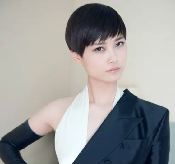 曾轶可模仿李宇春
