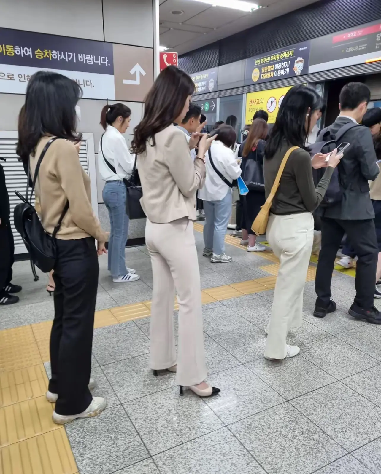 韩国地铁里都是这种简洁的上班族穿搭，看着很朴素，你们喜欢这种风格吗？
