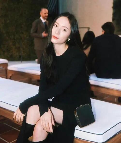 金玟庭郑秀晶惊艳同框，女神魅力碰撞