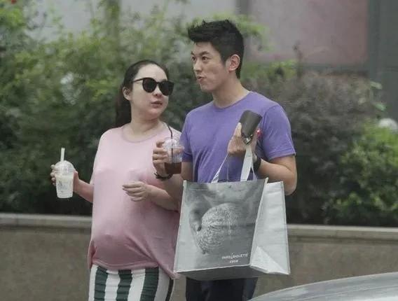 霍思燕当年倒追杜江，夫妻减肥毅力令人佩服
霍思燕第一次约杜江出来看画展，她牵了只