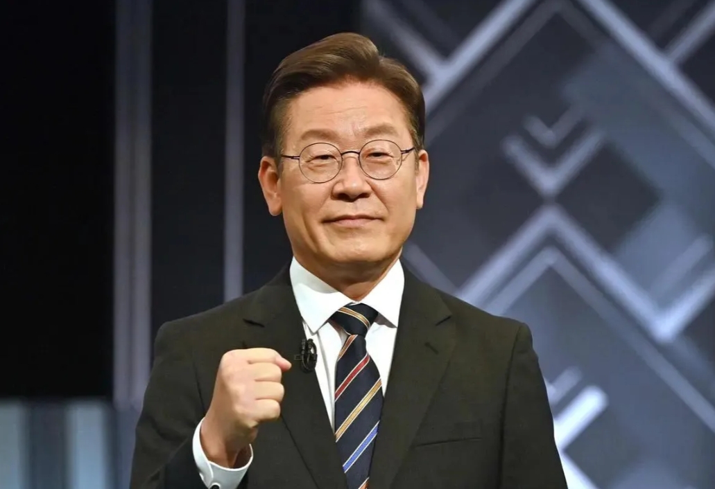 绝食仅24天野党党首李在明，于昨日翻墙进入了国会大厦。李在明想当大韩总统，推翻尹