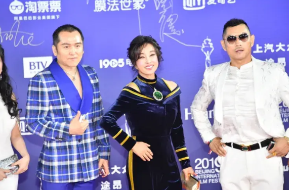 刘晓庆说：

我坐过秦城，离过四次婚，破产三次，但没人能让我跪下。

生在重庆山