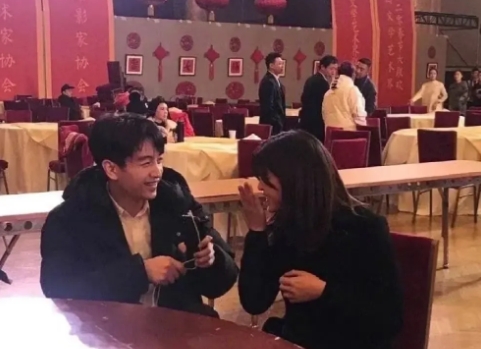 陈晓爱陈妍希的“证据”，他真的用心爱过[快哭了]

第一张图他只是在思考自己说什