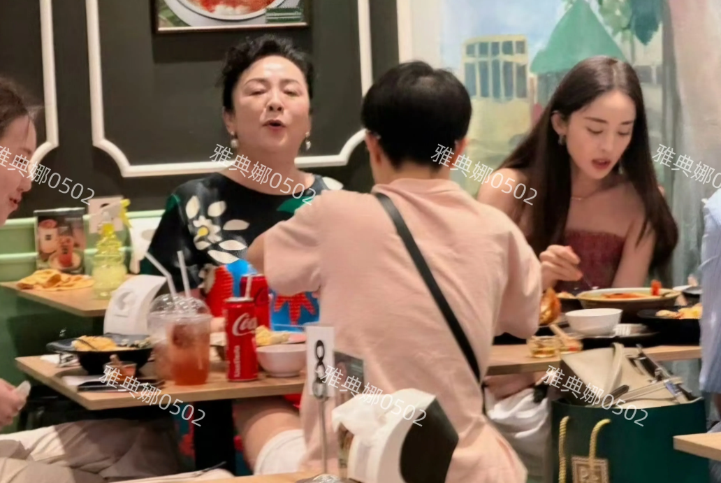 古力娜扎带着妈妈在泰国度假，娜扎太美了，五官深邃长发飘飘太女神了，妈妈也很有气质
