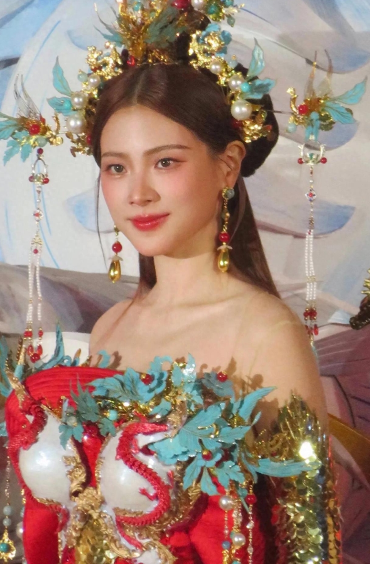 我刷到泰国美人 “小水” 的中式造型了，这也太惊艳了，我差点没认出来！
她之前在