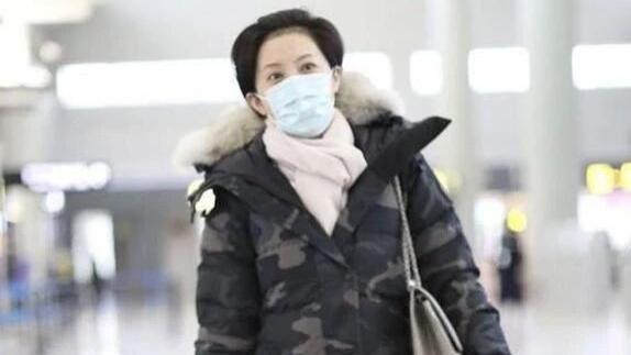 金铭穿搭太随意了，穿长外套+休闲裤简单又大气，气场强大！
