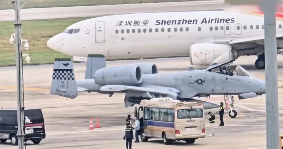 美国找越南接盘退役武器，A10攻击机罕见与深圳航空客机同框，国家之间果然不存在永