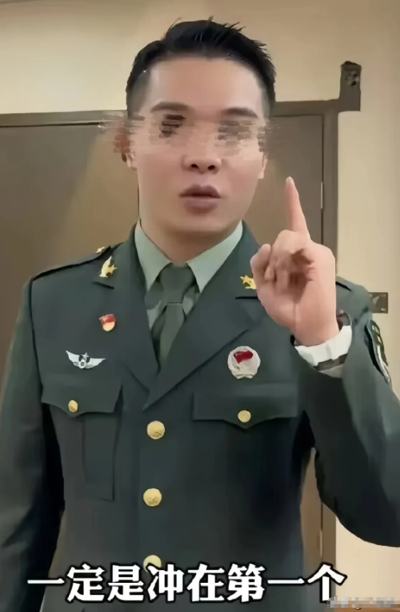 这位退伍哥们的“军人情怀”，看罢鸡皮疙瘩掉一地！

直播间穿着军装、戴着红标、敬