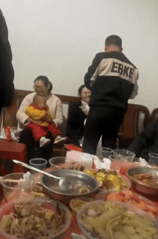 婚礼现场，伴娘因为长相出众，吸引了在场不少人的目光。一位男人鼓起勇气走上前，想要