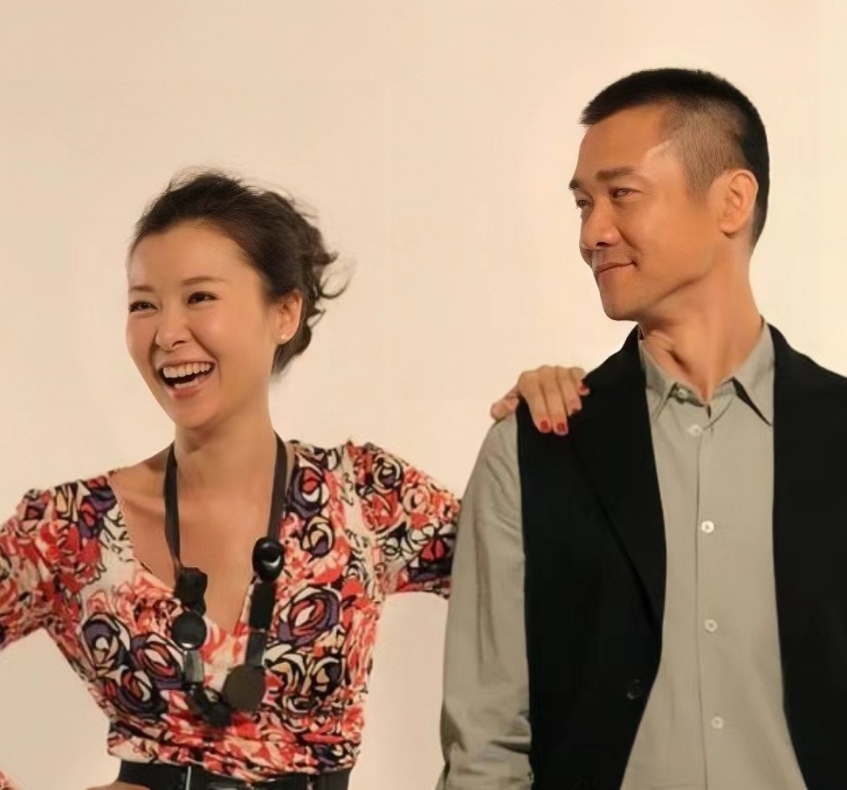 90年代，当红女演员何音爱上籍籍无名的小演员黄志忠，二人携手步入婚姻的殿堂。没想