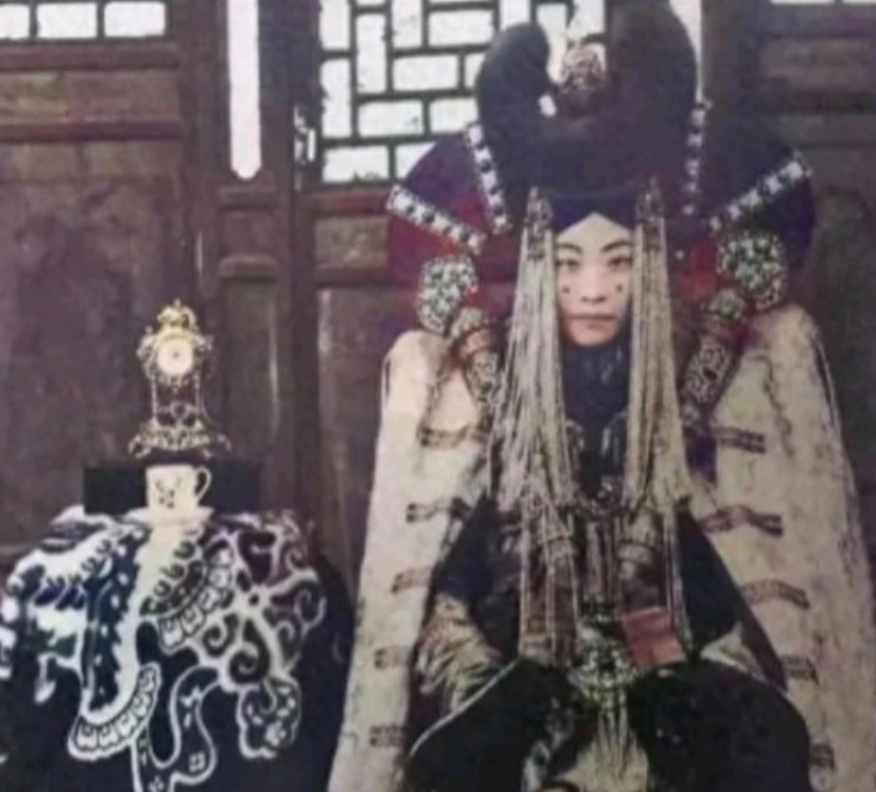 1938年5月，斯大林下令处决了外蒙古末代皇后格嫩皮勒。在面临死亡的时刻，格嫩皮