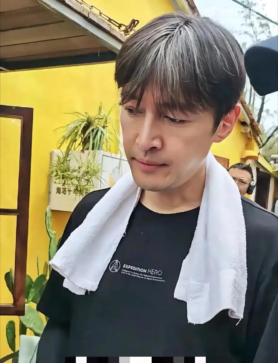 发现没有，
男人留着白发就显老十岁，
胡歌也不例外。
特别是这种自然白的，
如果