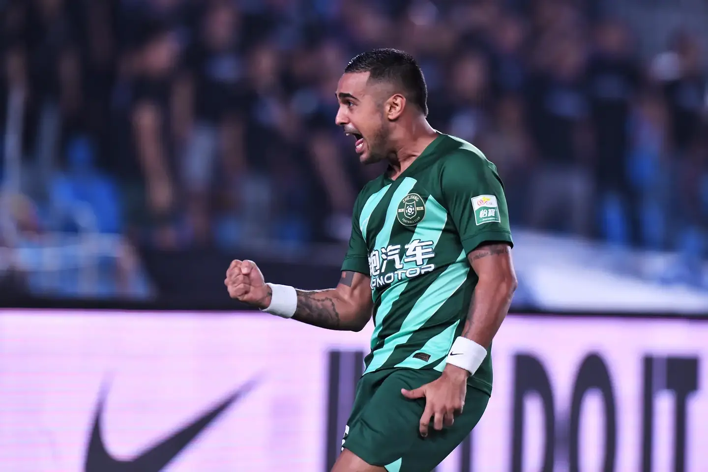 浙江队前锋莱昂纳多自行联系浦和红钻想要回归，但被拒绝
据日本转会博主“Marco