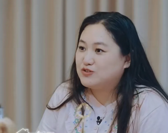 听着眼前的女孩说自己越减越肥后，张歆艺认真地说着:“可能你以前减肥的方式不太科学