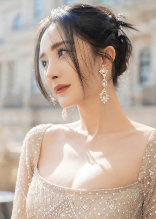 杨幂俏脸清丽