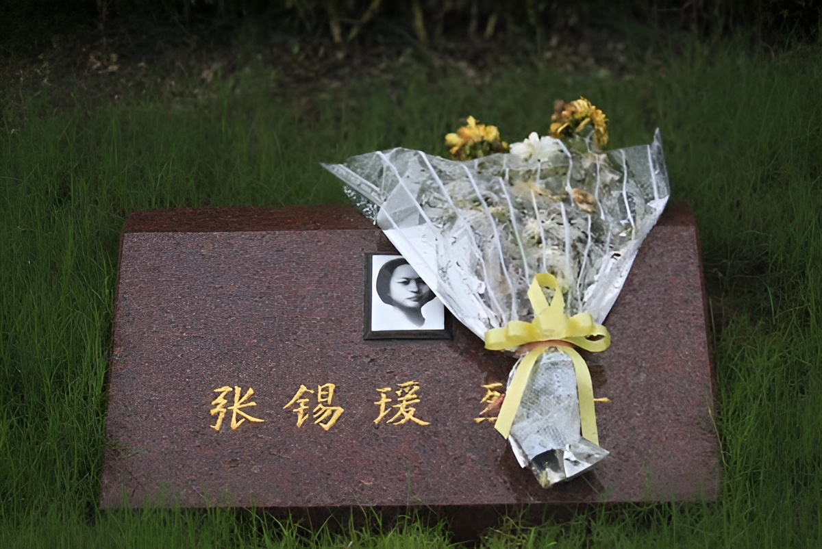 “女儿，过来喊妈妈。”望着墓碑上容貌清秀，但却与自己毫无血缘关系的女人，邓小平的