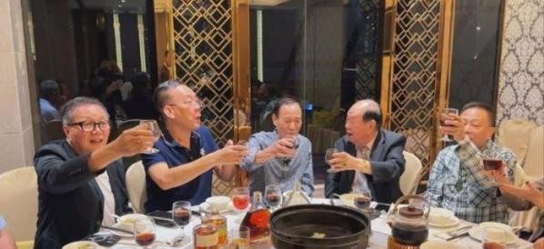 78岁陈惠敏现身饭局喝千元洋酒，曾患肺癌治疗成功，一桌全是大佬
