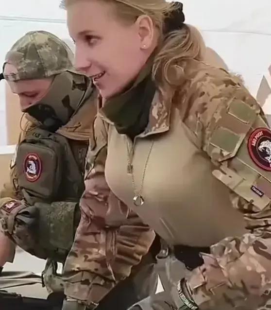 女兵也是作用巨大的！
这名俄罗斯女兵下到部队第一线，和士兵讲解一些武器装备的保养