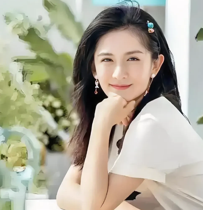 谢娜的人际社交圈
她父亲：谢扬功，  曲艺团团长
前男友：刘烨，      演员