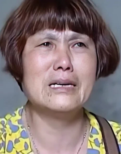 照片中这位女士名叫向春丽，看着泪流满面，旁观者以为她受了多大委屈。只有了解了她的