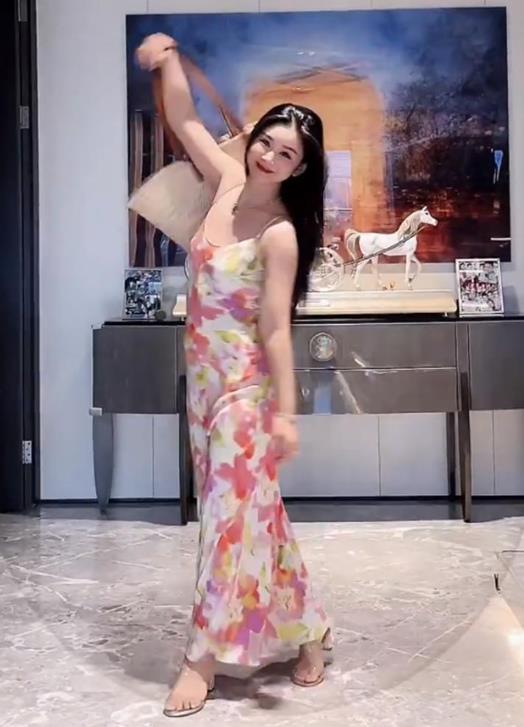 李小萌早年凭借出色演技崭露头角，后与王雷携手步入婚姻，育有两子。近日，她大方晒出