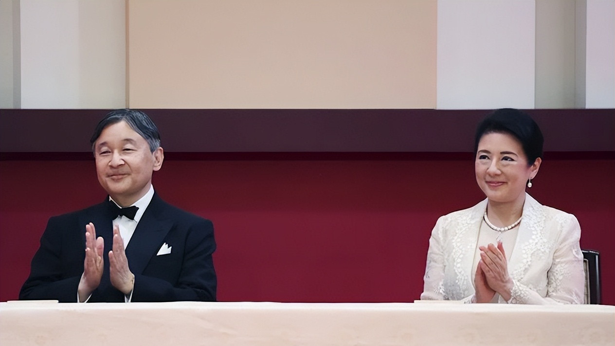 日本雅子皇后变美了！穿蕾丝夹克极具东方美感，梳低盘发温婉大气
