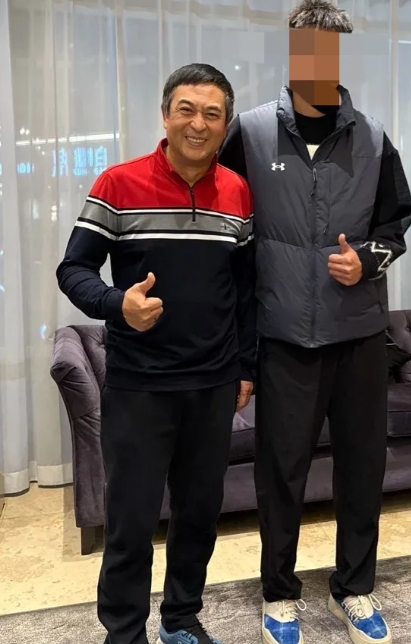 张嘉译这人很有意思，
明明自己是大明星，
但他无论跟哪个粉丝合影，
都跟自己遇到
