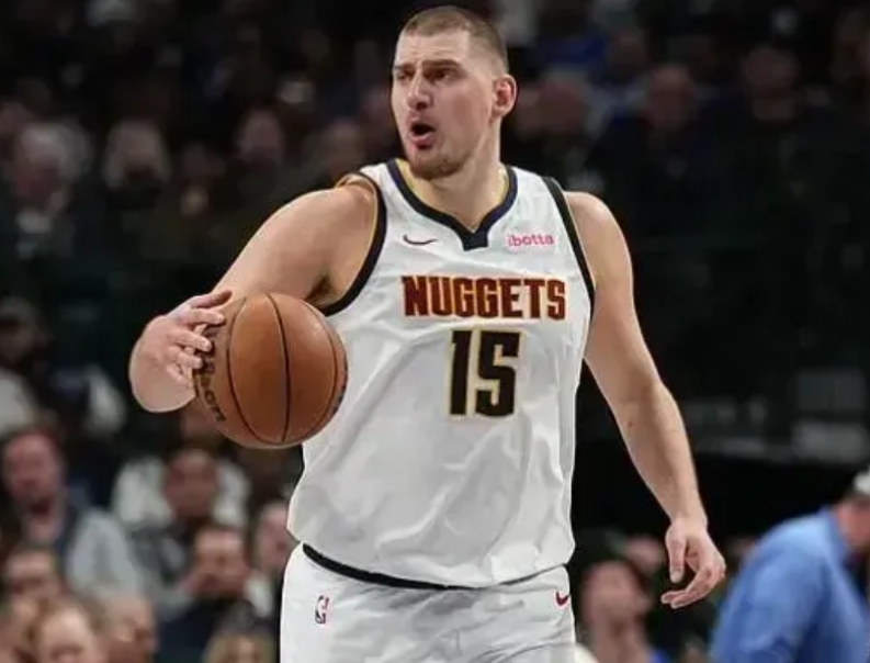 随着NBA全明星第三轮投票结束，得票最高的竟然是：

西部票王，不是詹姆斯，不是