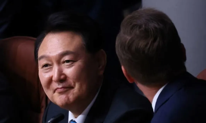 草包总统尹锡悦的最后一张保命牌居然是“反华牌”！