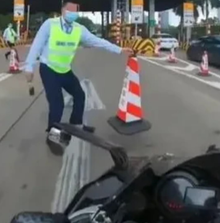北京，男子骑摩托车上路，遇交警检查，怎料经过协管员后，失去平衡摔倒，导致身体7处