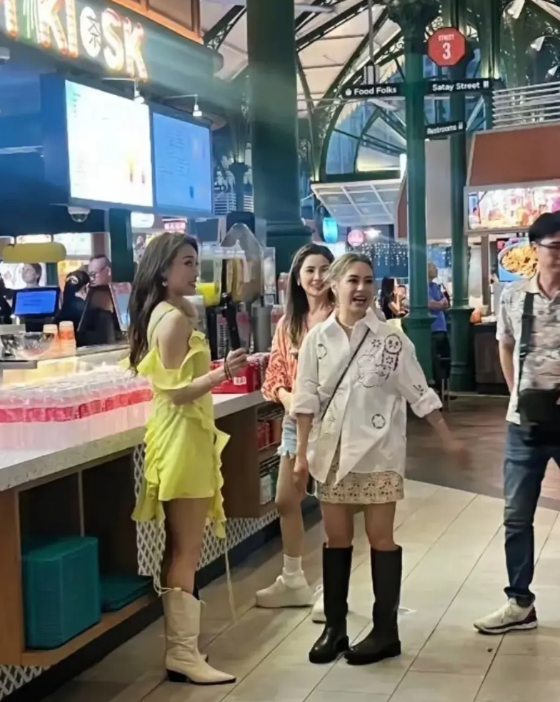 近日香港街头偶遇三大美女，英皇三姐妹容祖儿，阿娇，阿Sa。
看着她们的素颜照，我