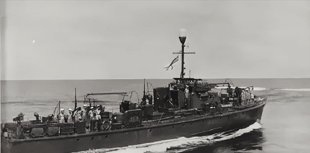 万山海战中，海军夜闯敌敌营，不料刚到入口，船长看到众多敌船，竟有些发怵，不敢向前