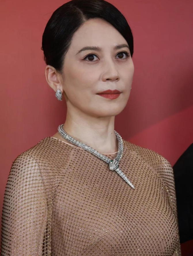 俞飞鸿戴的蛇形的项链好栩栩如生啊，虽然俞飞鸿已经53岁了，但看起来比实际年龄年轻