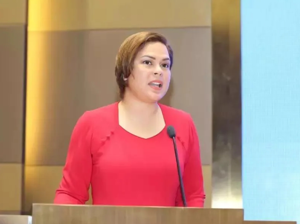 这个女人不简单，不仅不简单，还是个“狠”人。她就是菲律宾现任副总统莎拉。

大家