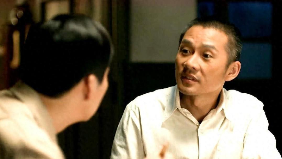 他大器晚成，演了70多部剧才开始红，圈内零绯闻，戏外宠妻20年