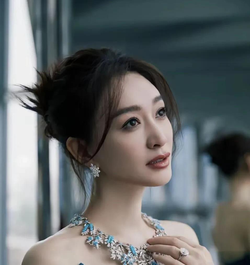 李小冉这种就是典型的大美女，而且还是傻白甜的这种。娱乐圈美女如云，但是李小冉就属