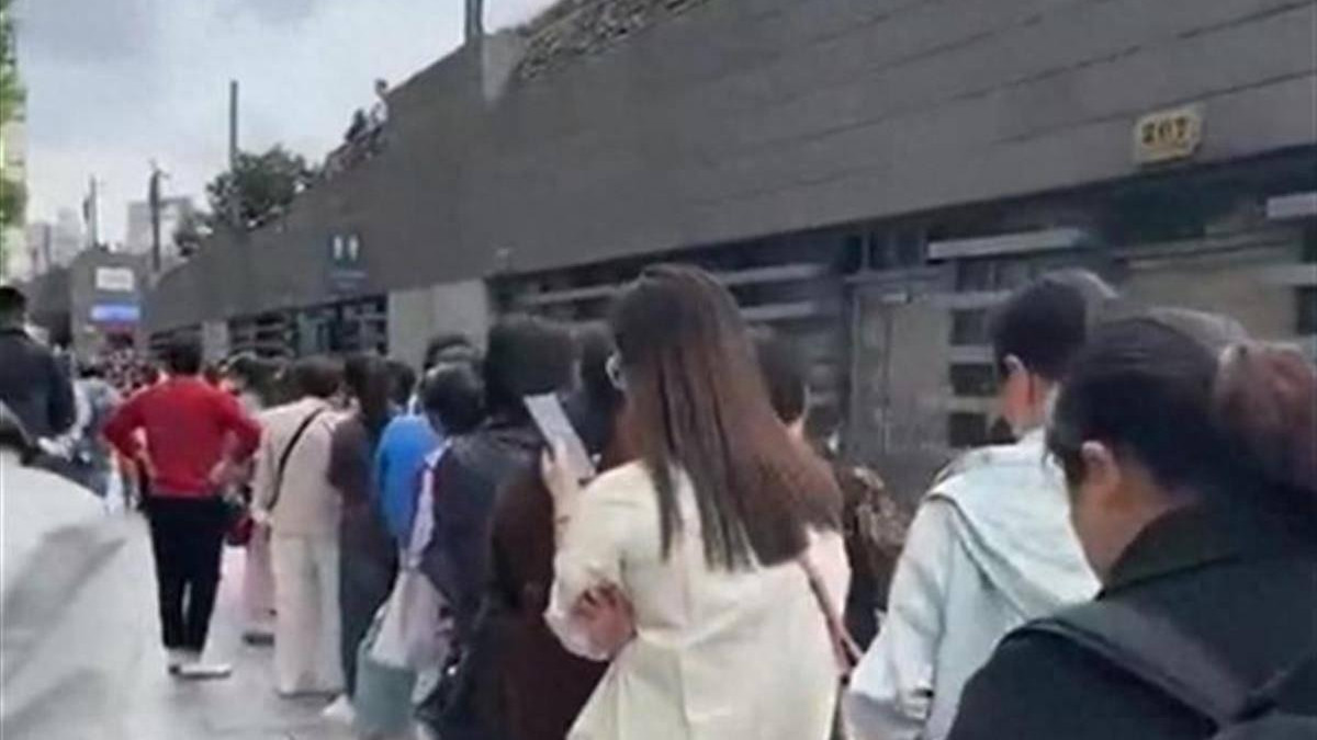 上次的五一上海外滩人潮涌动，日均游客超50万！如厕难成焦点