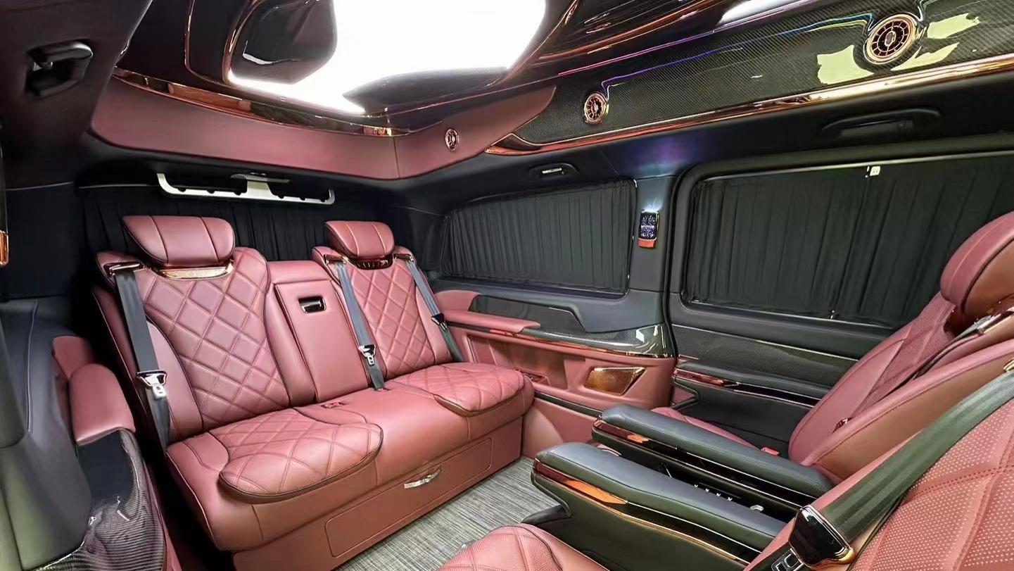 黑色经典配波尔多红，奔驰V级定制版内饰惊艳亮相