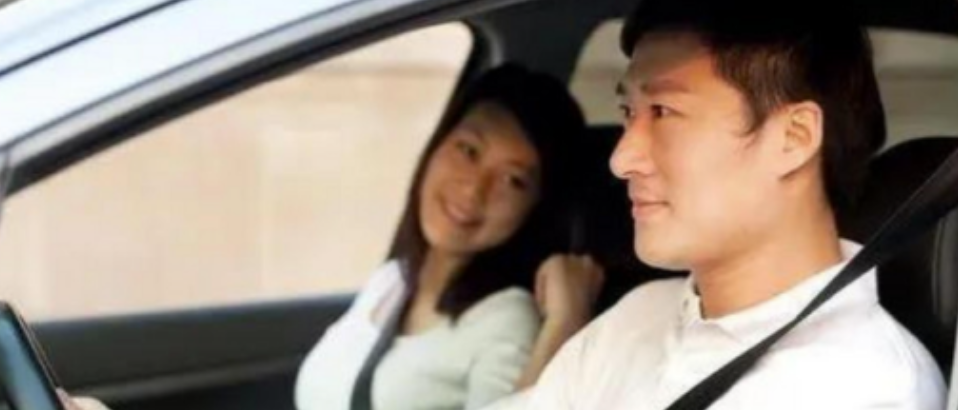 “拒绝白嫖！”2023年，女同事连续半个月蹭男子的车，连一句谢谢都不说！男子摆脱