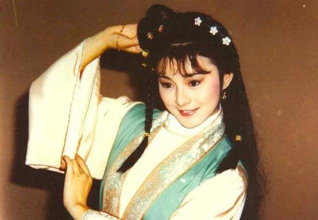 2007年，演员李赛凤趁着老公出差，和魁梧的干儿子抱在了一起，没想到老公罗启仁突