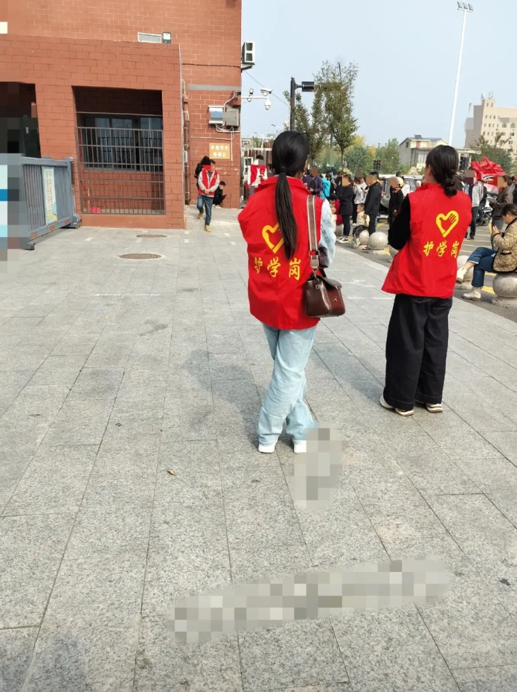 今天有位家长和值班校领导争执起来了。
值班校领导冲着家长叫，
你这个家长，
就这