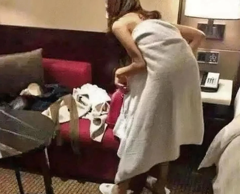 河北，一中年男子带着年轻漂亮的女朋友，凌晨入住一家酒店后，迫不及待的在床上发生不