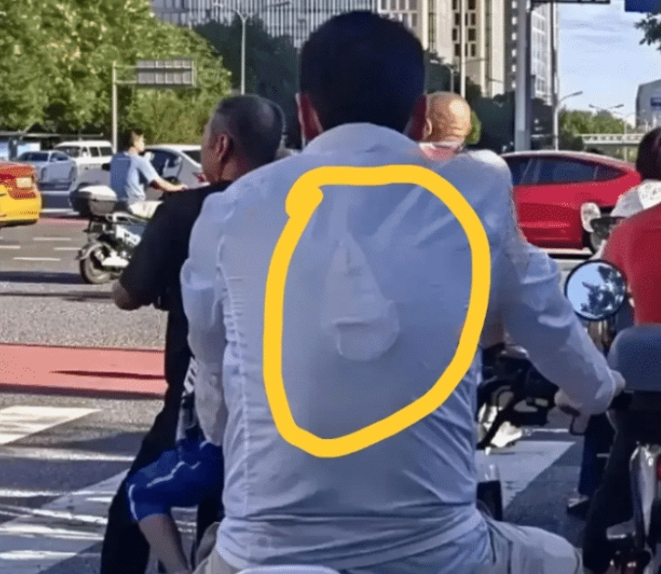 大哥上班太急了，穿衣服都没注意呀？
 ⁡ ⁡ ⁡ ⁡