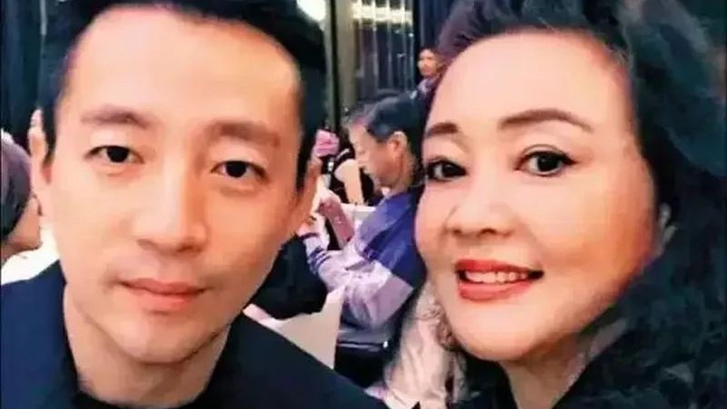 没想到，这些天最打脸黄晓明的，不是口碑反转的前妻，而是汪小菲